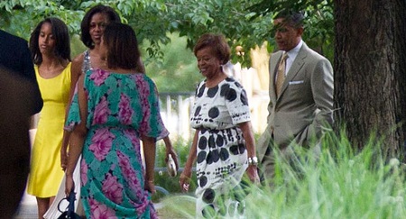 The first family walking towards the wedding venue.