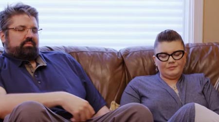 Amber Portwood and Andrew Glennon sitting on a couch.