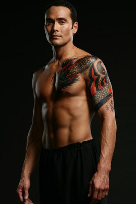 Mark Dacascos showing his tattoo