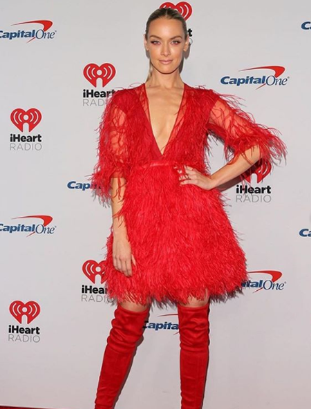 Rachel Skarsten on the red carpet of iHeart radio festival.