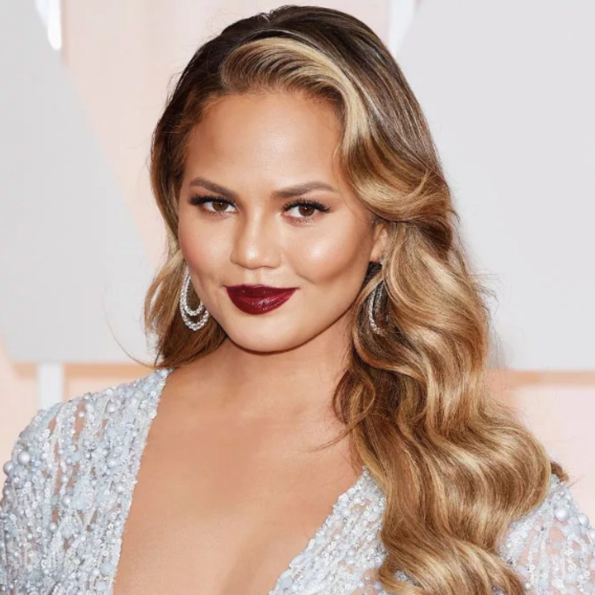 Chrissy Teigen in her bold contrast highlight