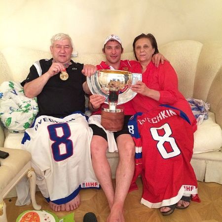 Young Ovi with his parents