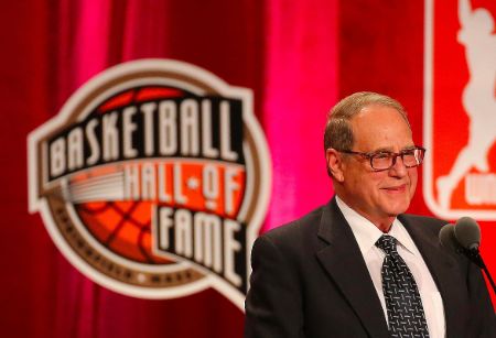 Jerry Reinsdorf is a double degree holder from both George Washington University and Northwestern University School of Law.