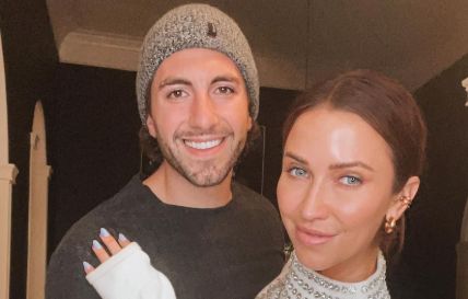 Kaitlyn Bristowe and Jason Tartick posts selfie via their instagram.