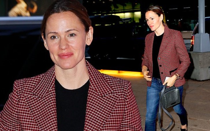 Jennifer Garner Spotted Kissing and Snuggling Up To New Boyfriend John Miller