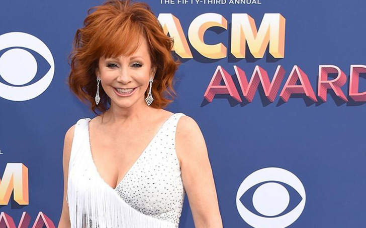 Kacey Musgraves Slammed For Not Standing During Reba McEntire's Performance 